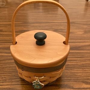 Cute longberger small basket with lid!